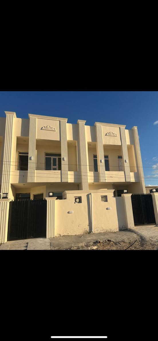 سلام عليكم بيتين مساحة 100متر الايجار 
منطقة التصنيع خلف مجمع بيتي البيوت جدد 
الايجار 250 الواحد واهم شي يكون العائله زغيره 
***********الاتصال
