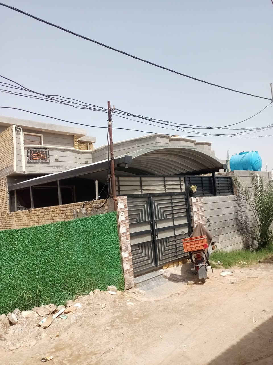 الدار للبيع بناء درجه أوله البيت طابقين زراعي المساحه الكليه 400م مع قطعه ارض يحتوي على رباط مسلح الاستفسار على هذ الرقم ***********
