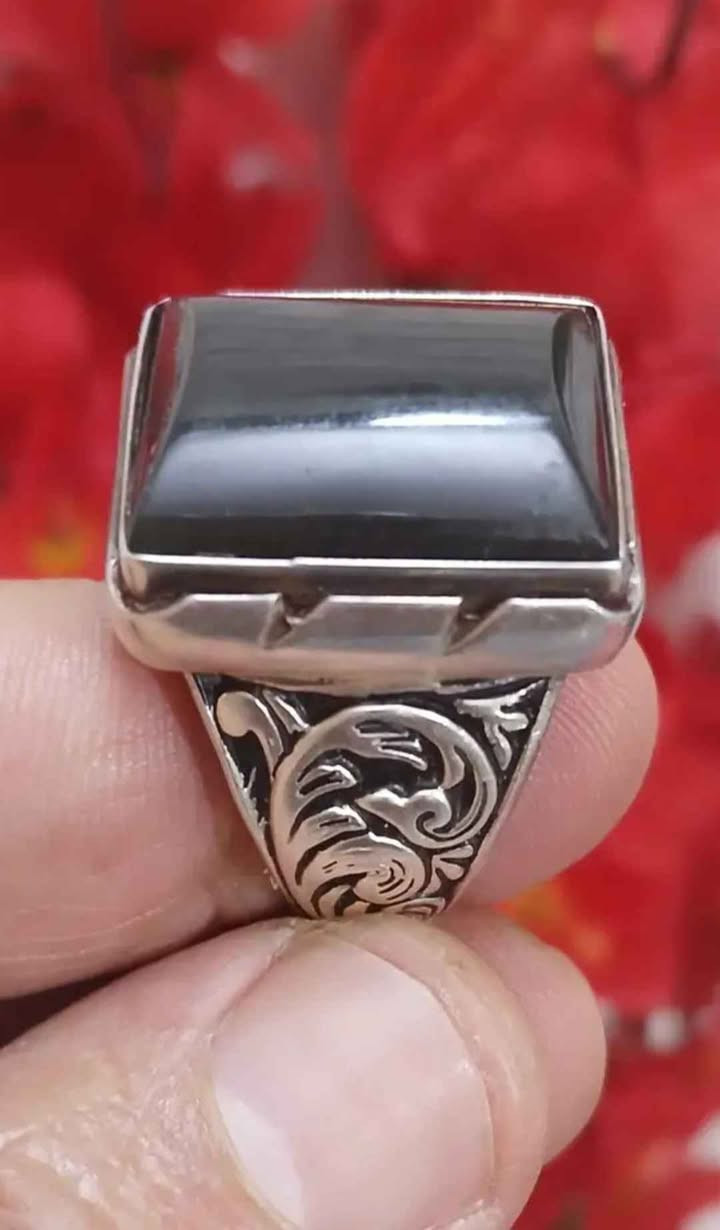 اللهم صل على محمد وآل محمد 
خاتم متوج بخامة جميلة من اليشم اليماني القديم والاصلي بصياغه احترافيه جميلة وثقيلة للبيع مكاني بغداد بغداد, العراق


**إذا كنت صاحب هذا الإعلان وتريد حذفه لأي سبب، رجاءا أرسل رسالة إلى الدعم الفني**