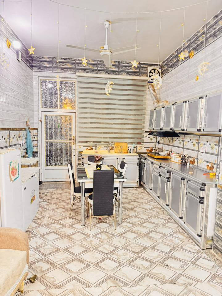 السلام عليكم
دار للبيع المساحه 160متر 8*20

البناء طابوگ

خلف اسواق يوم بيوم قريب من الشارع العام

يتكون من

استقبال +مطبخ مفتوح على الصاله+غرفت نوم نضام سويت (داخله حمام)+حمام خارجي +حديقه +كراج +منور خلف البيت

السعر70مليون يباع مع الاثاث اوبدون حسب رغبت المشتري 

مرقم بلديه ومشمول بقرار 320

قرب جداًمن الشارع العام

رقم صاحب الدار***********
