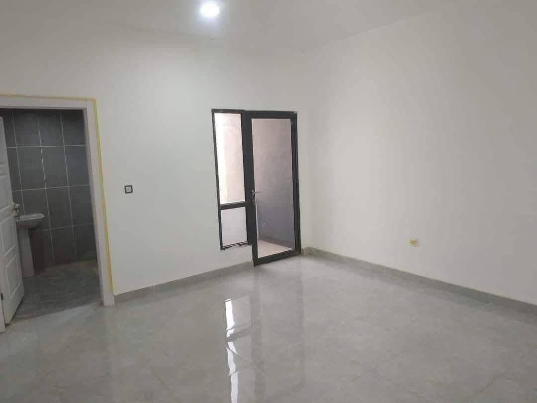 � دار للإيجار في مجمع طيبة السكني – النجف
المساحة: 200 متر
يتكون من:

 • 3 غرف نوم + غرفة طعام• الطابق الثاني سويتات
 • صالة استقبال واسعة • مطبخ
 • مجموعة صحيات • كراج سيارات

سعر الايجار 500 الف فقط مقدمة شهرين فقط

📍 مكتب أبو رضا للعقار
حي القادسية – مقابل مجمع عماد سكر – قرب فلكة المطار

📱 التواصل واتساب فقط بدون اتصال:
***********
