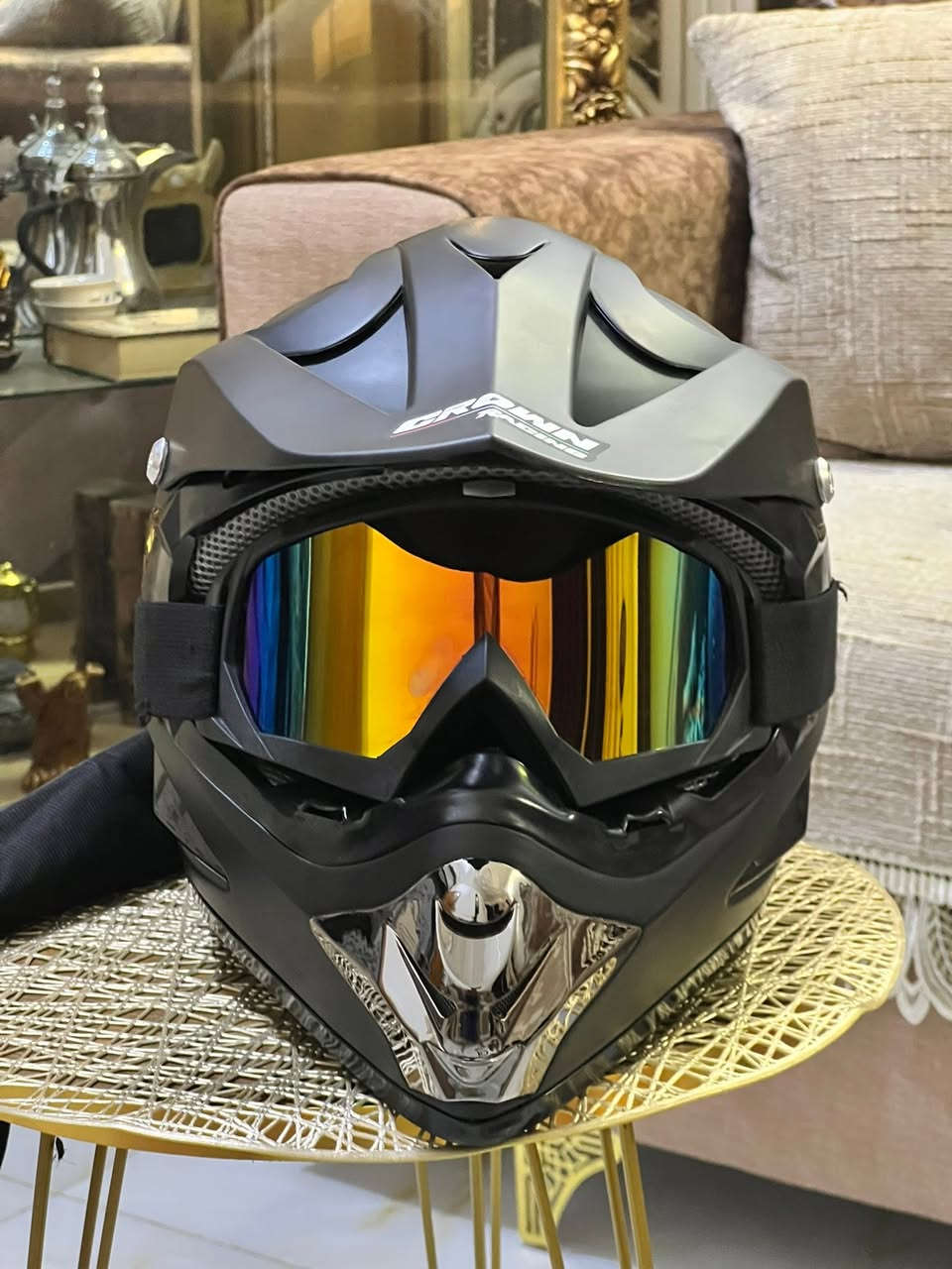 خوذة من ماركة fmvss 218 dot helmet المتخصصة بوسائل امان راكبين الدراجات النارية لتوفير الحماية الكاملة +
نظارات. جديده 
كمامة طويلة. هاذه رقمي ***********
