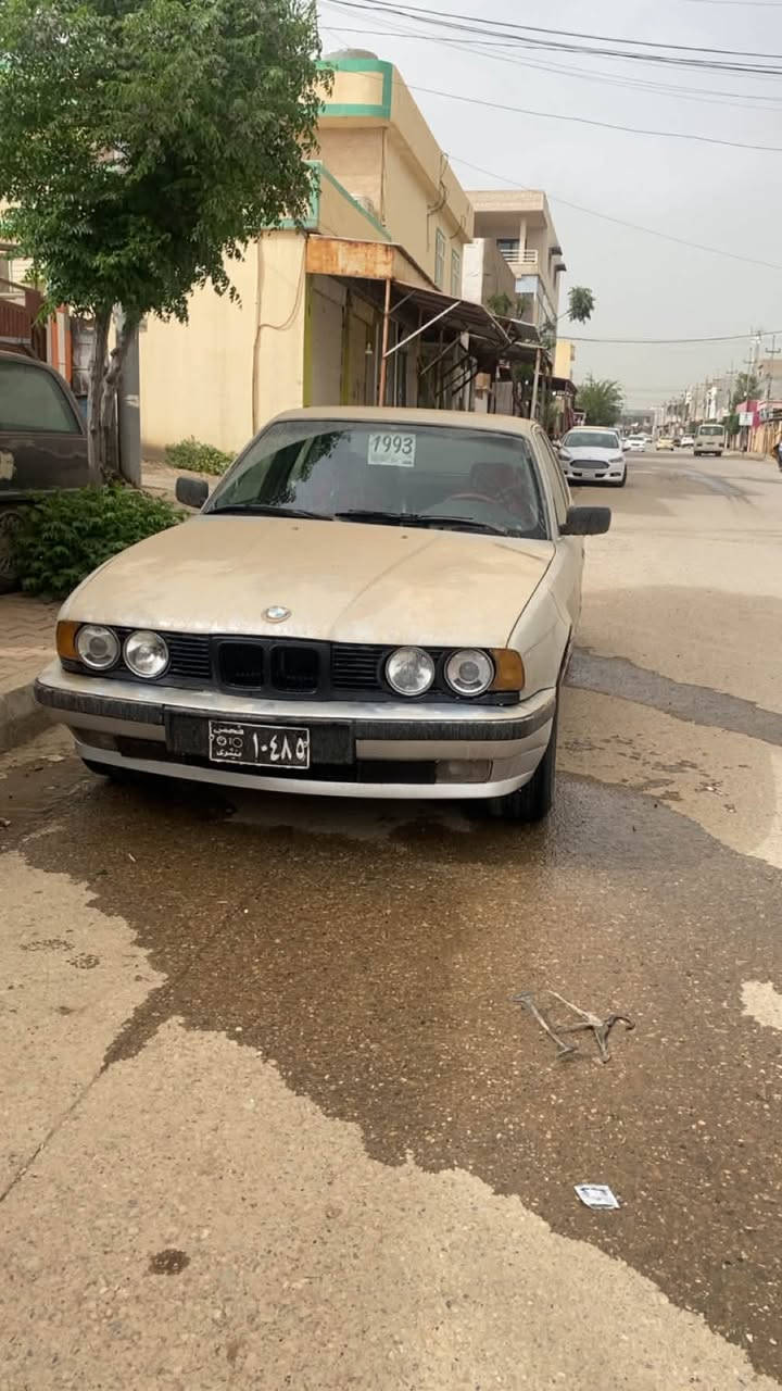 Bmw525 گير ئؤتؤماتيك
دوجامي كاربا 
دو كوشني كاربا كوشني جلدي ره ش 
سلايت ته بريد به س كومريسه ره كه ي زه عيفه 
داژبلو به رگي درگاو سه قفي پاكو جوانه 
سعري ٣٥ گه لايه 
***********
شوين عه ربه ت
