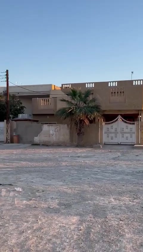 بيت 🏠 للبيع🏠في حي الخضراء 
ركن على شارعين واحد 20 والثاني 15
المساحة الكلية 260 متر
4 غرف نوم 💤 
بناء طابوق قابل للتحديث 
السعر 185 مليون 
للاستفسار يرجي الاتصال على الرقم المكتب الخاص *********** مكتب 🏢وطن للعقار@
