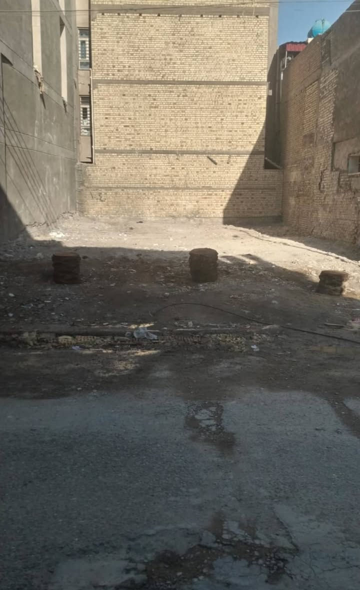 السلام عليكم قطعة أرض للبيع مساحة 184م واجهة 10.5 نزال 17.5 موقع ممتاز البنوك -  المدراء - شارع المشاتل باتجاه جسر البنوك داخل الفرع بصف الركن للاستفسار الاتصال ***********
