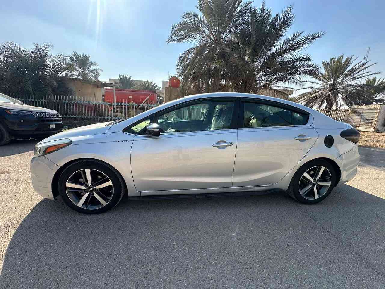 كيا فورتي 2017
وارد امريكي 
فول مواصفات عدا الفتحه
بصمه 
ماشيه 87 
بدون حادث و صار بيها حادث بالعراق  بنيد مبدل بلادي  
سياره تخبل وعمليه 
بيها طخات بسيطه ابيعها ع وضعها 
السعر 117 وبيها مجال بسيط 
العنوان بغداد البلديات
***********
