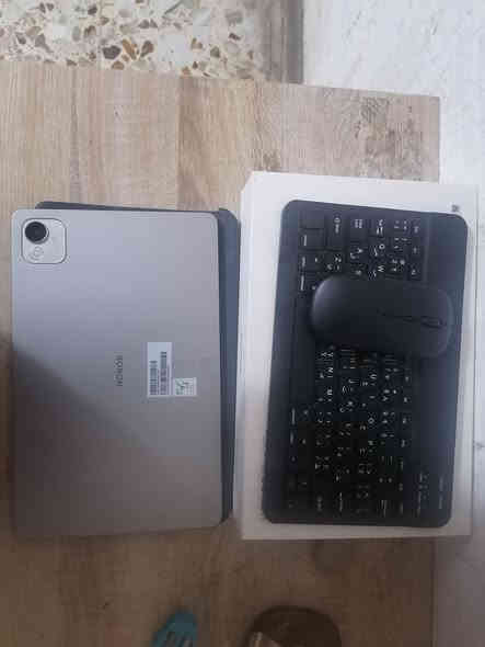 السلام عليكم 
ايباد هونر باد x9a 
ذاكره 128
كامل ملحقات مع كيبورد وماوس
مشحون 20 مره فقط
كفاله شرط جهاز جديد مابي لو زله
للبيع او مراوس ب جهاز ايفون 11برو ماكس
سعره260 ولي مجال بسيط 
***********
