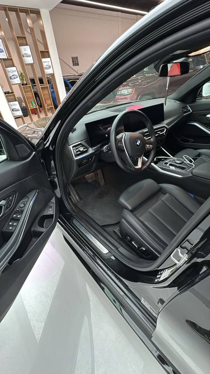 BMW 330i
موديل 2024 

محرك 2000
4 سلندر تون بور تيربو 

حساسات 360 
بانوراما 
كاميرا خلفية مع رادار خلفي 

شاشة كبيرة بلادية

وضعيات 3 
(Eco - Comfort-sport)

مري شفط مع القفل 

بچم كبس 
ايرباكات كلها سليمة 
مابيها اي دواخل 
جاملغ امامي وخلفي والوجه مال صندوك صبغ يعني ٣ قطع 
ومكانين تعديل pdr

ماشية ٢٥ الف
كت ام امامي وخلفي اصلي 

مكان السيارة بغداد 
 مرقمة اربيل بأسمي 

السعر ٢٧٠ ورقة وبيها مجال بسيط

للاستفسار

***********
