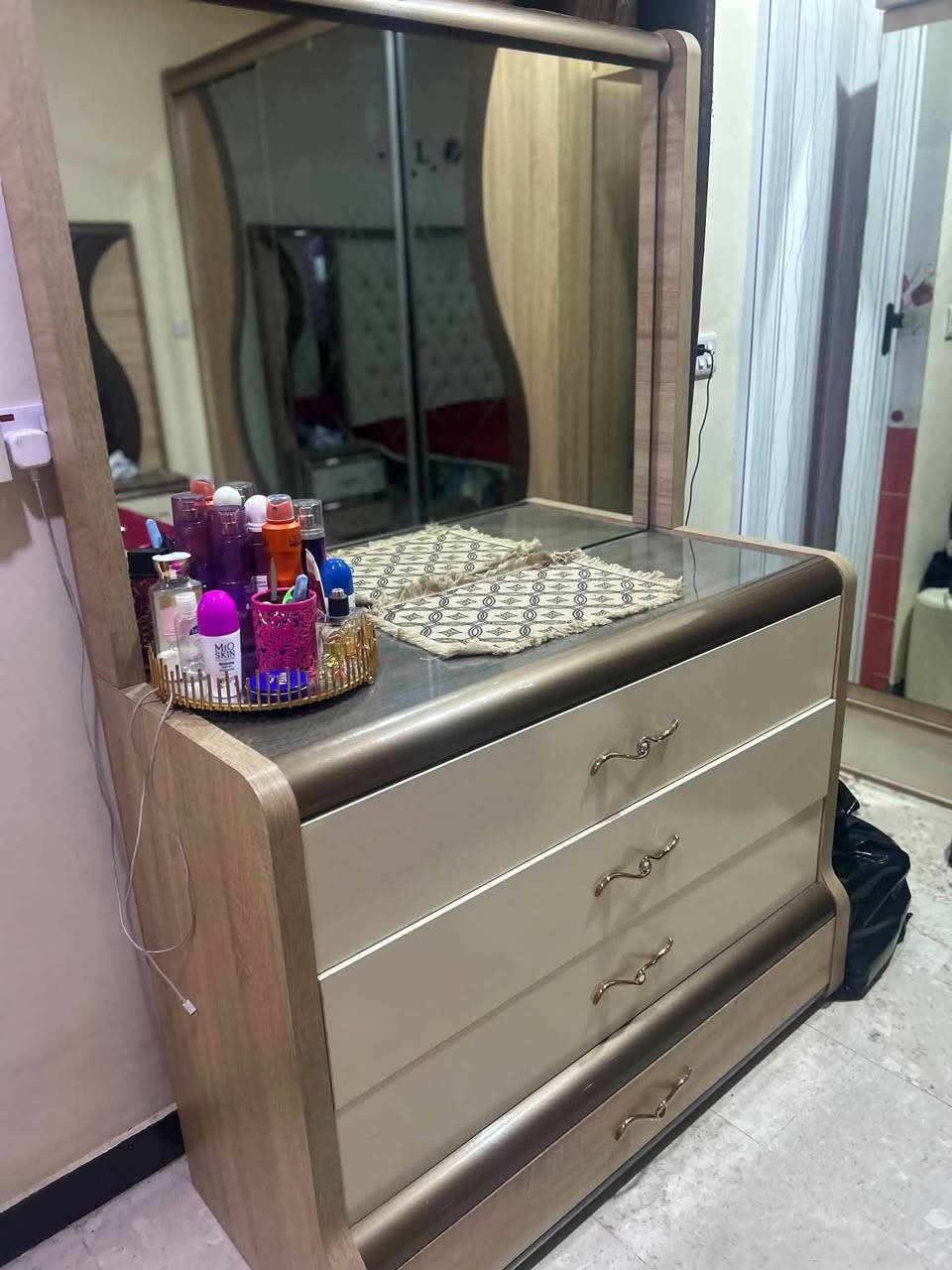 السلام عليكم اخوان
غرفة نوم للبيع سعر مليون ونصف وبيها مجال 
جرابي عدد ٤ للبيع ١٥ الف الواحدة مع مجرات هدية 
المكان شارع فلسطين 
للتواصل على الرقم ***********
