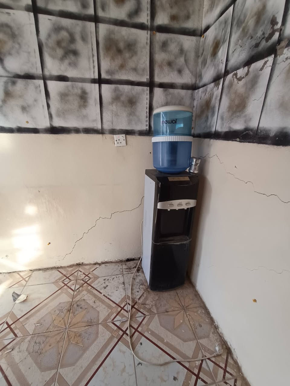 ديكور كامل للبيع سعر مناسب جدا
ديكور مكون من 
كوميدي 1 قطعة
مراية عدد 2 قطعة 
مراية خلفي 1 قطعة 
  رفوف 4 قطع
براد ماء 
حالة ممتازة لا كسر ولا بيهم اي شي للببع 
سعرهم شلع ب125 الف فقط 
للاتصال 
***********
***********
عنواني  ايسر قرب بعشيقة قرية تيسخراب كبير
