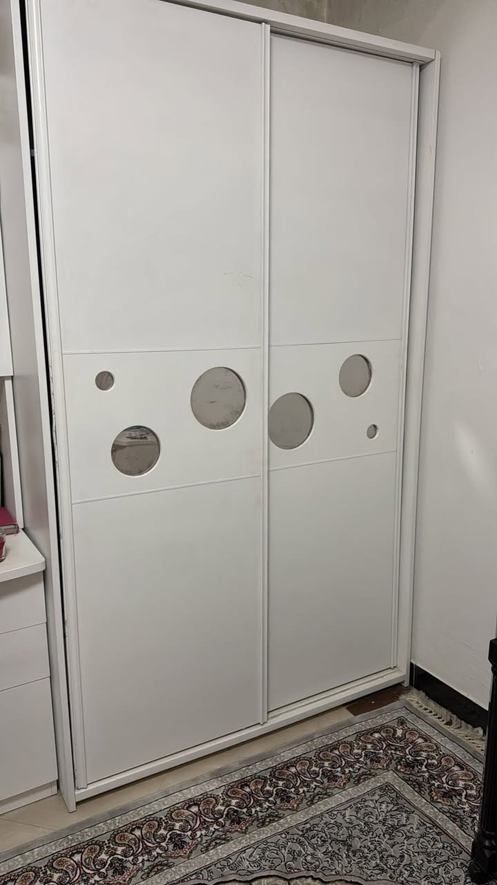 الغرف للبيع السبب لان راح نشيل من البيت والمكان مايكفي (الغرف نظيفة)
الاولى الي بيها بنفسجي 250
البيضه 300 قطعها اكثر
للتواصل ***********
