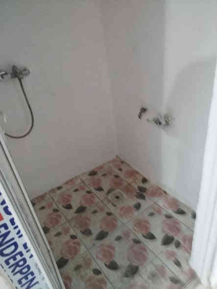 دار للبيع مساحه ميتين متر رابع دار عن الشارع العام غرفتين نوم مطبخ حمام تواليت صاله  طرمه مجمع صحيات خارجيه وداخليه ترك خلفي فارغ مابي اي نقص جمعيه طوريج شارع ام البنين السعر 110 مليون للتواصل مع مكتب الجراح للعقار ***********
