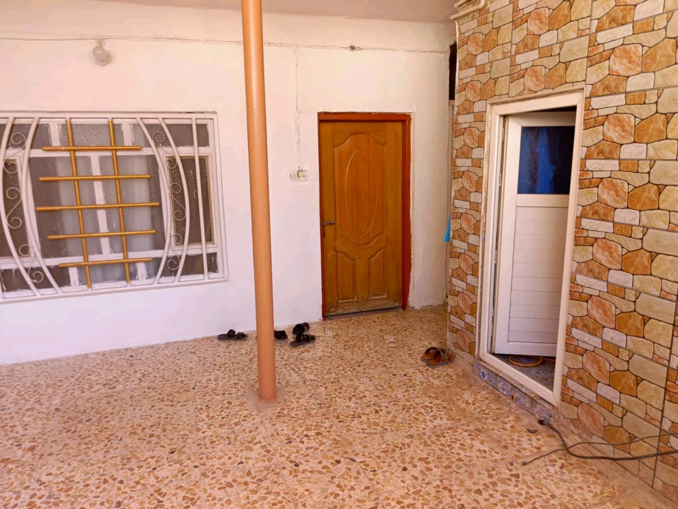 البيت طابو صرف مساحته 135 طابقين 
الطابق الاول غرفتين وصاله واستقبال وصحيات ومطبخ وطارمه 
الطابق الثاني غرفتين وصاله وصحيات وسطح 
العنوان الاسكان القديم خلف جامع الامام الحسن العسكري علما المنطقه موهله حاليا من ضمن 32 حي 