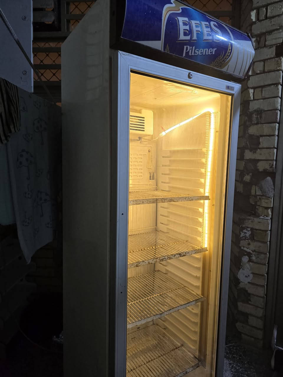 السلام عليكم 
السعر فقط 175 الف 

عندي ثلاجة عرض او ( عارضة)
 
مستعملة ونظافتها 90% 
الماطور فول وشغال 100% 
الگشر الخارجي نظافته 100%
بس الداخل يحتاجله غسل بسبب الاستعمال
مكان الشمعات شغال بس يحتاج اتبدلهن
اني مخل لـد شريطي مثل ماواضح بالصورة

للامانة شكد متريد انطيك ضمان عالماطور
مكلف بالنشر وهذا رقمي
***********
او المراسلة عالماسنجر
