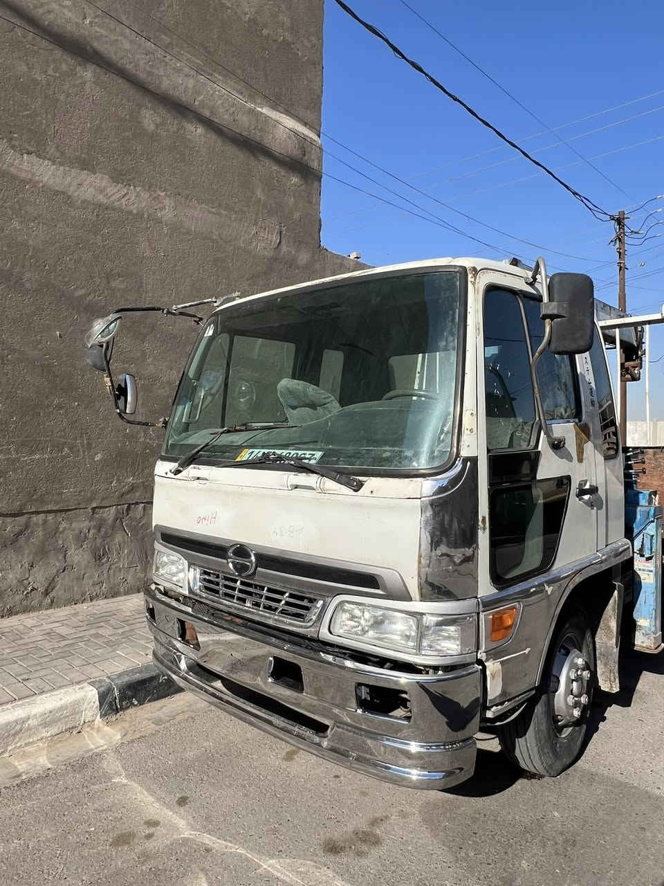 السلام عليكم هينو انكر ابو شفه كرين مخالف 3 سلايت إف اكس سياره مكفوله مكانه بالبصره مرقمه وكامله 195 حلوه سياره
حيل***********
