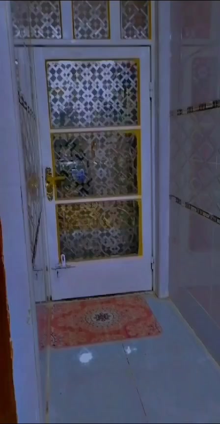 سلام عليكم يوجد الدينه بيت المساحه 120متر بيت جديد بمعنه الكلمه مكان البيت حي النداء قرب شارع مجماعت غرفه وحده وصاله ومكشوفه وحده وحمام داخلي وخارجي واستقبال ومطبخ وصاله فوك البيت طابق واحد سعر البيت خاص مناسب رقم ***********@@***********الستفسار
