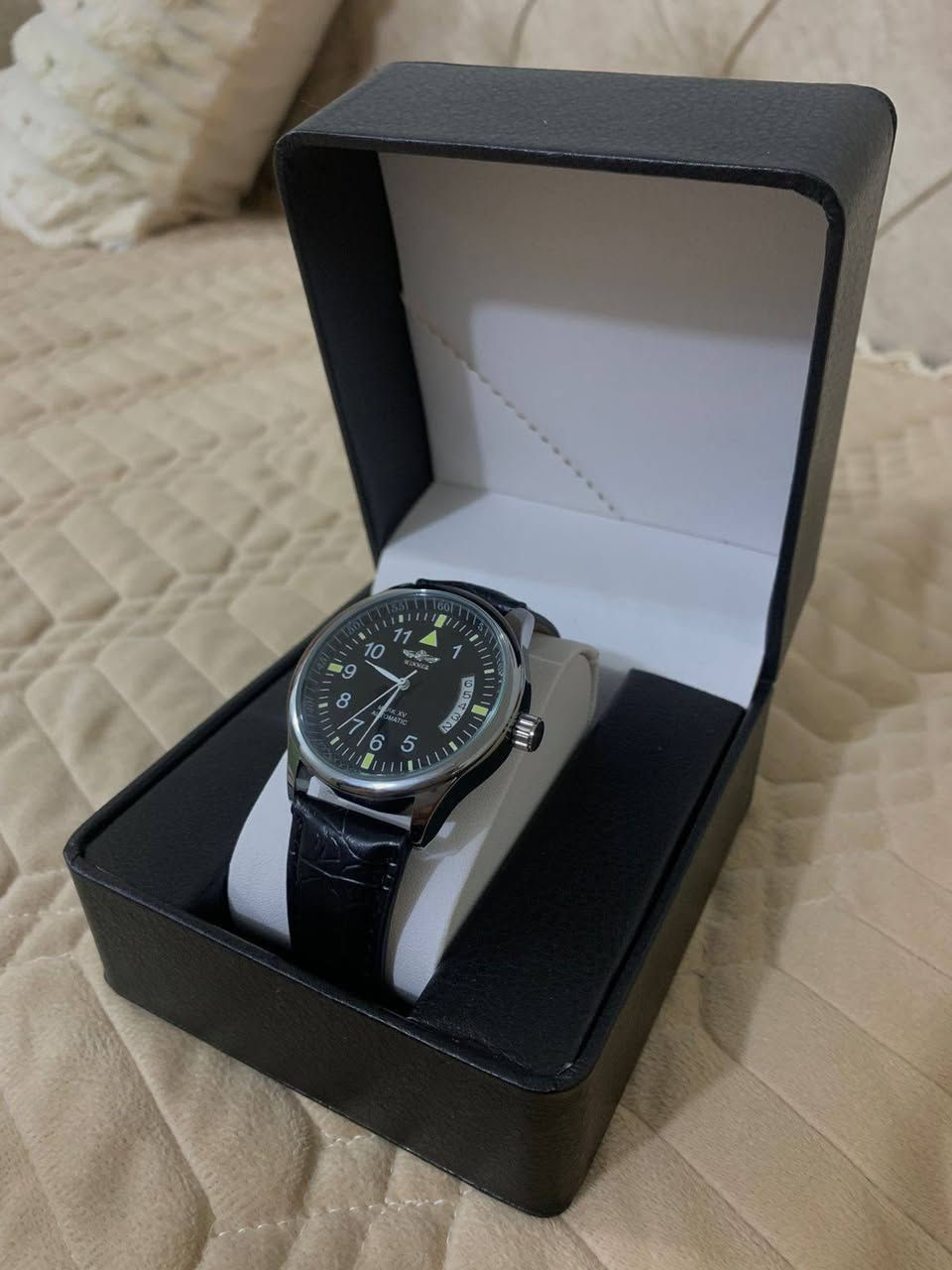 ⏱️ ساعة طيارين رجالية أوتوماتيك – بسعر 35 ألف دينار فقط!
🔹 ماركة: WINNER
🔹 تصميم ساعة طيارين (Aviation) أنيق وواضح
🔹 حركة أوتوماتيكية (تشتغل بدون بطارية)
🔹 سير جلد مريح
🔹 تاريخ يومي
🔹 ظهر شفاف يبيّن الماكينة
🔹 مناسبة للاستخدام اليومي 
💰 السعر: 35,000 دينار عراقي


**إذا كنت صاحب هذا الإعلان وتريد حذفه لأي سبب، رجاءا أرسل رسالة إلى الدعم الفني**