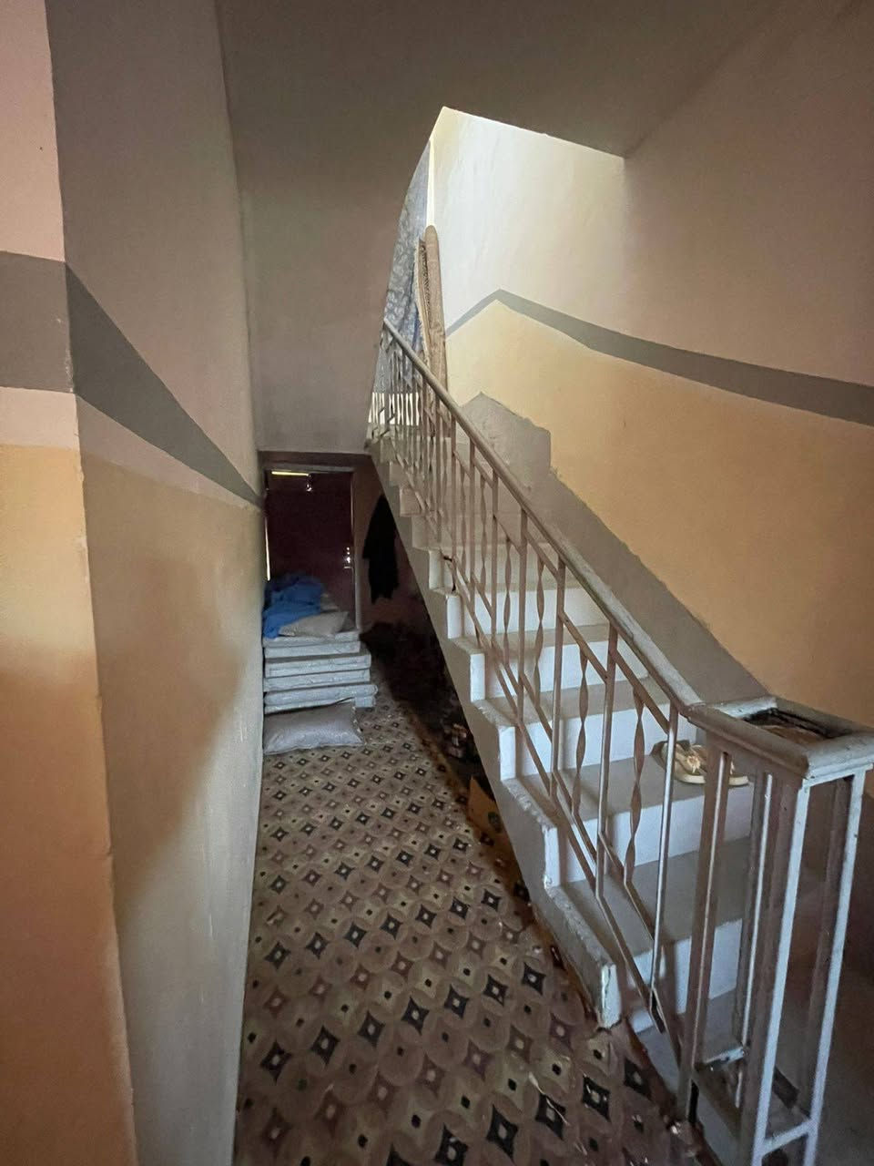 السلام عليكم للبيع بيت فلوجه جبيل قرب الجسر الثالث المساحه ٢١٣ متر طابو صرف ركن شارع ١٠ متر وشارع ٦ متر يبعد عن الخدمي مال الجسر الثالث ٨٠ متر بناء قديم السعر  ٦٥ مليون وبيه مجال للاستفسار الاتصال *********** أثير ***********
