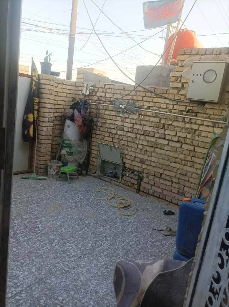🏡 دار للبيع – حي الحسين / نزلة الشيخ زيد
📍 الموقع: حي الحسين – نزلة الشيخ زيد، يبعد حوالي 100 متر فقط عن الشارع العام.

📐 المساحة: 150 م²
🏗️ البناء: طابوق وصب كونكريت.

🔹 مواصفات الدار:

* غرفة نوم.
* غرفة أطفال صغيرة.
* صالتان.
* مطبخ.
* ديوانية.
* صحيات خارجية.

🔹 الطابق الثاني:

* غرفة.
* غرفة هيكل.
* صالة.
* حمام.

💰 السعر: 70 مليون دينار عراقي، قابل للتفاوض بشكل بسيط 

📞 للاستفسار، يرجى التواصل 
***********
