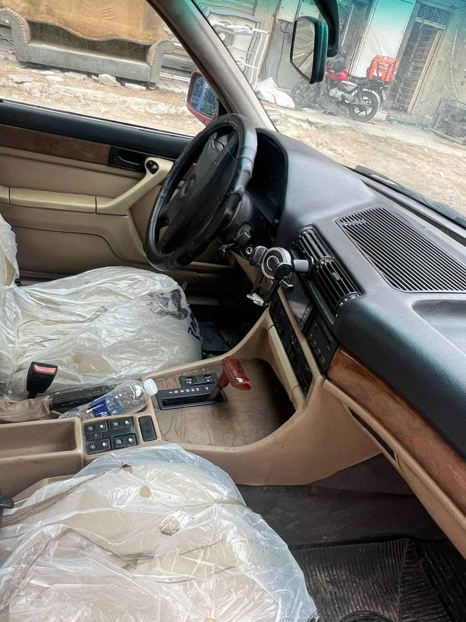 سلام عليكم للبيع بيئم موديل 1992جاهزه مكينه كير تبريد كهربائيات فتحه حداديه داخل جديد صبغ جماليه فقط رقم بغداد تحويل ثاني يوم مكان بغداد بياع لاتصال ***********السعر57
