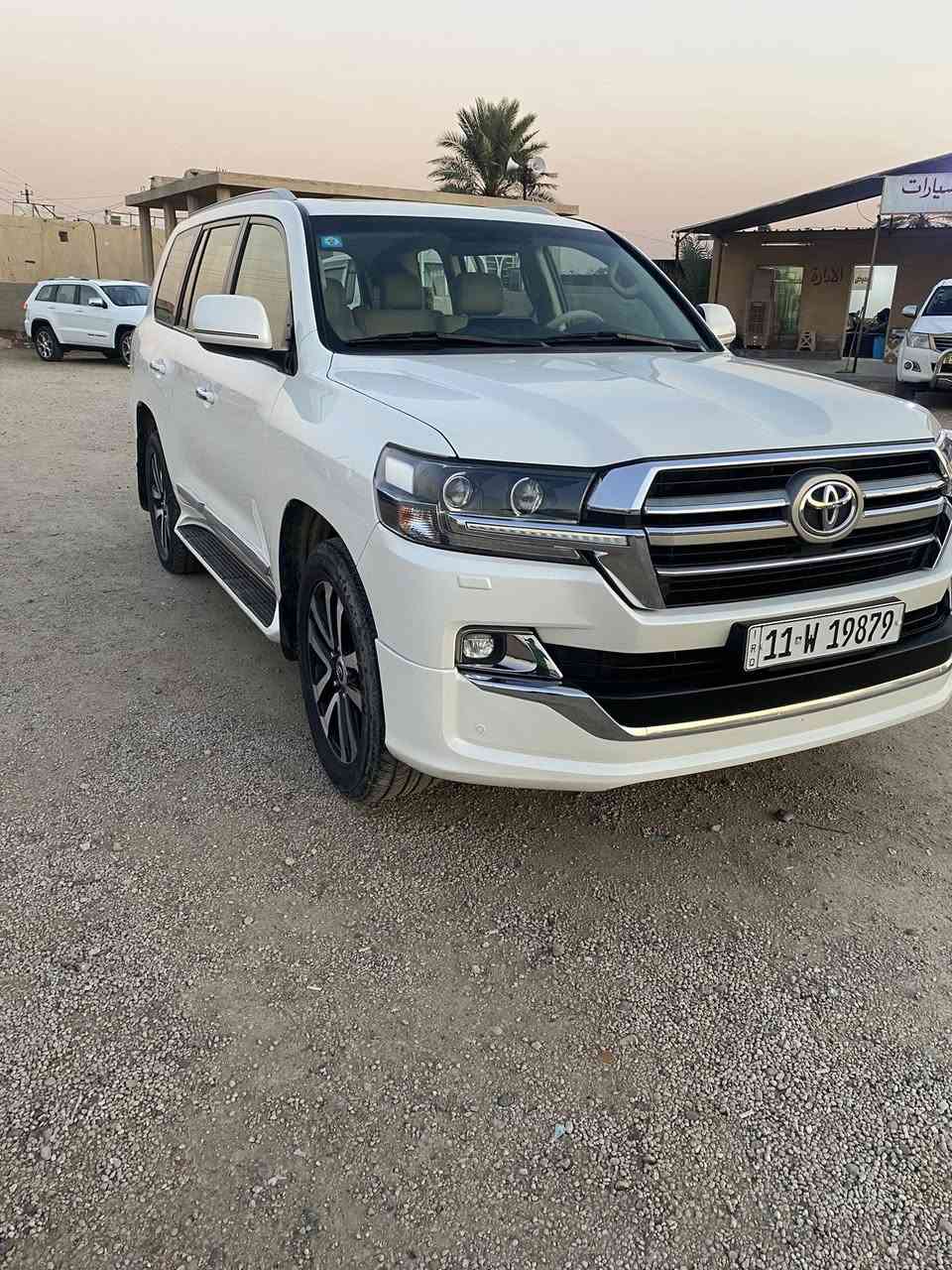 لاند كروز البيع مديل 2019ابريم فول مواصفات رقم بغداد بسمي شاشة كامرة خلفية حساسات جنطة شفط امراية شفط شاشة امامية وخلفية تشغيل عن بعد السيارة مكانهة بغداد محرك 6سلندر للاستفسار ***********سعر 53الف وبيهة مجال الطيبين بيهة بس كرت بل دعامية الخلفية
