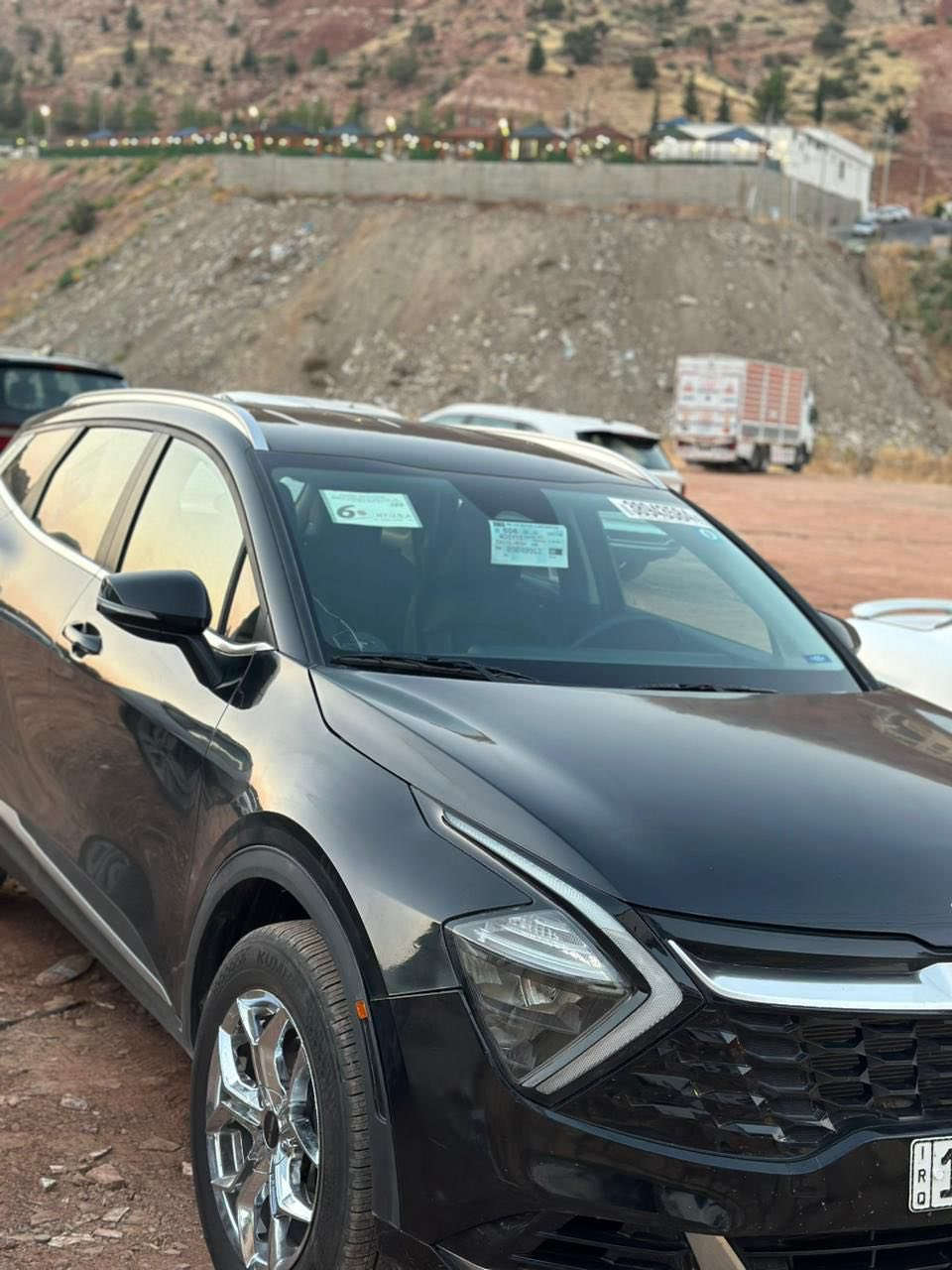 🚗 للبيع: كيا سبورتج 2024 – وارد امريكي
📍 مكان السيارة: بغداد – الدورة
📞 للتواصل: ***********
💰 السعر: 205ورقة 
📊 المسافة المقطوعة: 25.500 m
🛠️ المحرك: 4 سلندر 2500

⚙️ المواصفات:
• فول مواصفات عدا فتحة السقف
• بصمة تشغيل + تشغيل عن بعد
• مقاعد أمامية كهرباء مع تدفئة
• شحن تايب C بالكشنات + شحن وايرلس
• شاشة كبيرة
• كاميرا خلفية دوارة 
• حساسات 
• تبريد قطعتين
• درايف مود – أوتو هولد – نظام منحدرات
• هاند بريك بصمة
• الگير عدة قيادات 
•توقف المفاجئ امامي خلفي وجانبي ⁠   
كير ومحرك و كشر و صدر امامي خلفي كله مكفول 
دوشمة جلد 
تغليف الابواب مع الدواسات مع الستيرن 
الملحقات ..
1- قاعدة فيت بم اصلية كامله مع الفيت بم
2- عدة السيارة كامله 
3- كار بلي هدية للمشتري
السيارة ما بيها نقص ولا ربع دينار تحط عليها 
⚠️ أضرار السيارة:
• صبغ الجاملغ الأيمن
• تعديل بسيط على البارد في البنيد

📌 تفاصيل إضافية:
• رقم السيارة بغداد الدولي الجديد
• باسم المالك – تحويل مباشر
