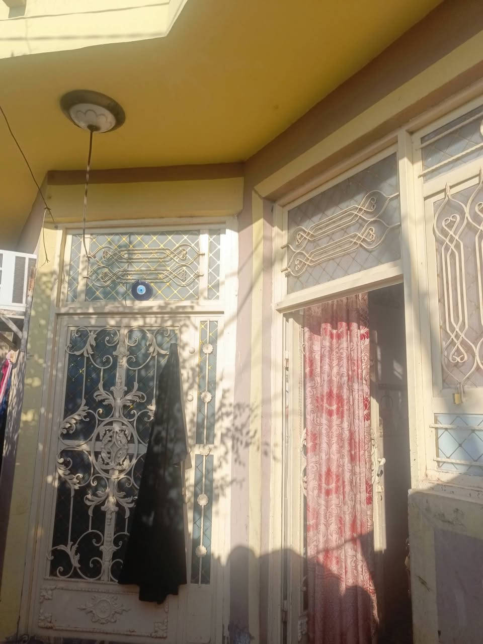 سلام عليكم بيت لبيع مساحه 100مربع
10في10ركن بناء حديث طابق واحد 
بيت كامل سراميك كله ويتكون من استقبال وغرفه نوم وصاله ومطبخ  وصحيات طابو زراعي قرار 25 العنوان
بعقوبه بهرز حي الشرطه 
***********
