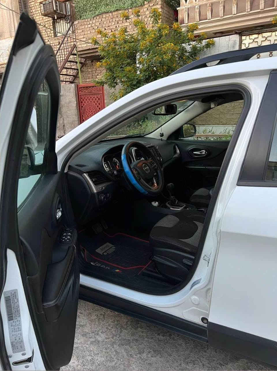 جيب شيروكي موديل 2016
  وجبة تشغيل 2017
كلين تايتل، ( ماطاگ ايرباگ ) ، 
محركها 2٫400 ، اربعه سلندر
فئة سبورت، گير اوتوماتيك،
كل انظمة الامان شغالة (فول ايرباگ)،
الشاشه والعدادات الحديثة مالتها بسنتها مال موديل شيروكي 16/17،
كاميرا خلفية رؤية حقيقي ،

ما مبدل بيها ولا قطعه ، لا داخلي ولا خارجي بس عن الحلال والحرام مبدل طابوگة ، والطابوگة مبدلها يم خبير بالجيب معروف وكلش قوي بالجيب اختصاص جيب ( العماري )الزعفرانية أربع شوارع *********** بغداد, العراق
