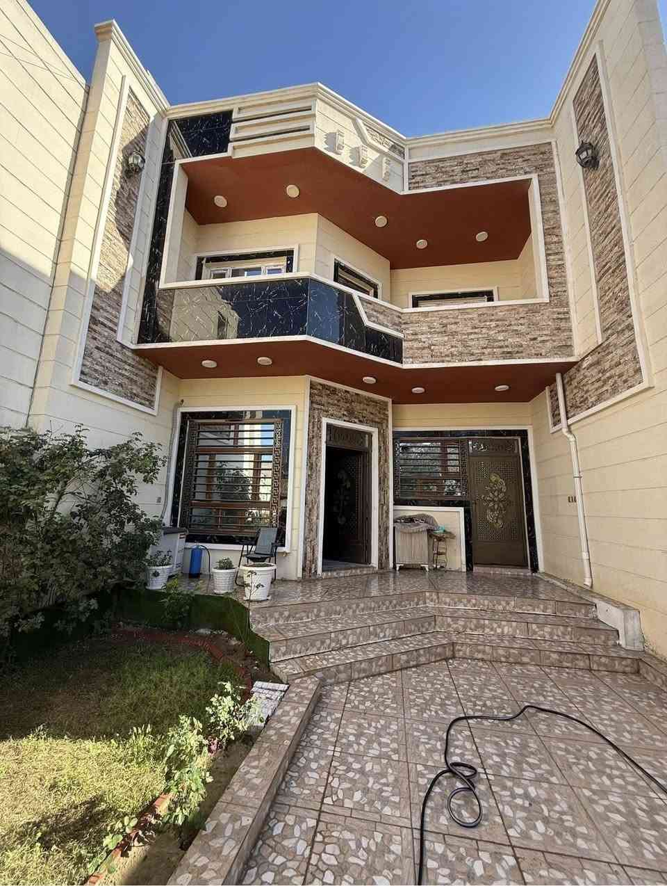 الدار للبيع الزهور خلف كاردن ستي  مساحة البيت 225 واقع حال 200 /4غرف نوم صاله ستقبال مطبخ عدد الصحيات 3 حديقه كراج سنة البناء 2021 / قريب عليك مدرسة النظاميه   ومدرسة ابن الهيثم وثانوية المتفوقات  الاتصال *********** ابو معتز
