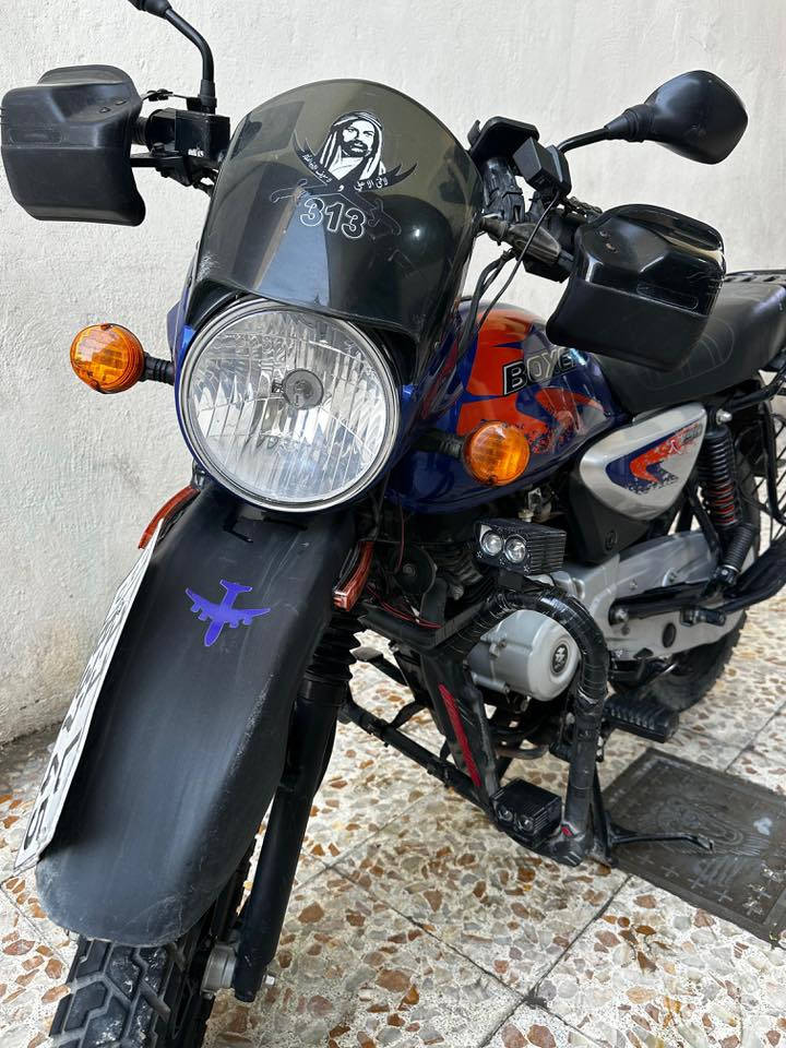 السلام عليكم بوكسر مديل 2023 مرقم انكليزي ثاني يوم احولك الدراجة كفالة عامة كشر ومكينة السعر 2,850,000 وبيها مجال بسيط العنون بغداد البلديات 
للاستفسار
  اتصال : ***********
واتساب : ***********
