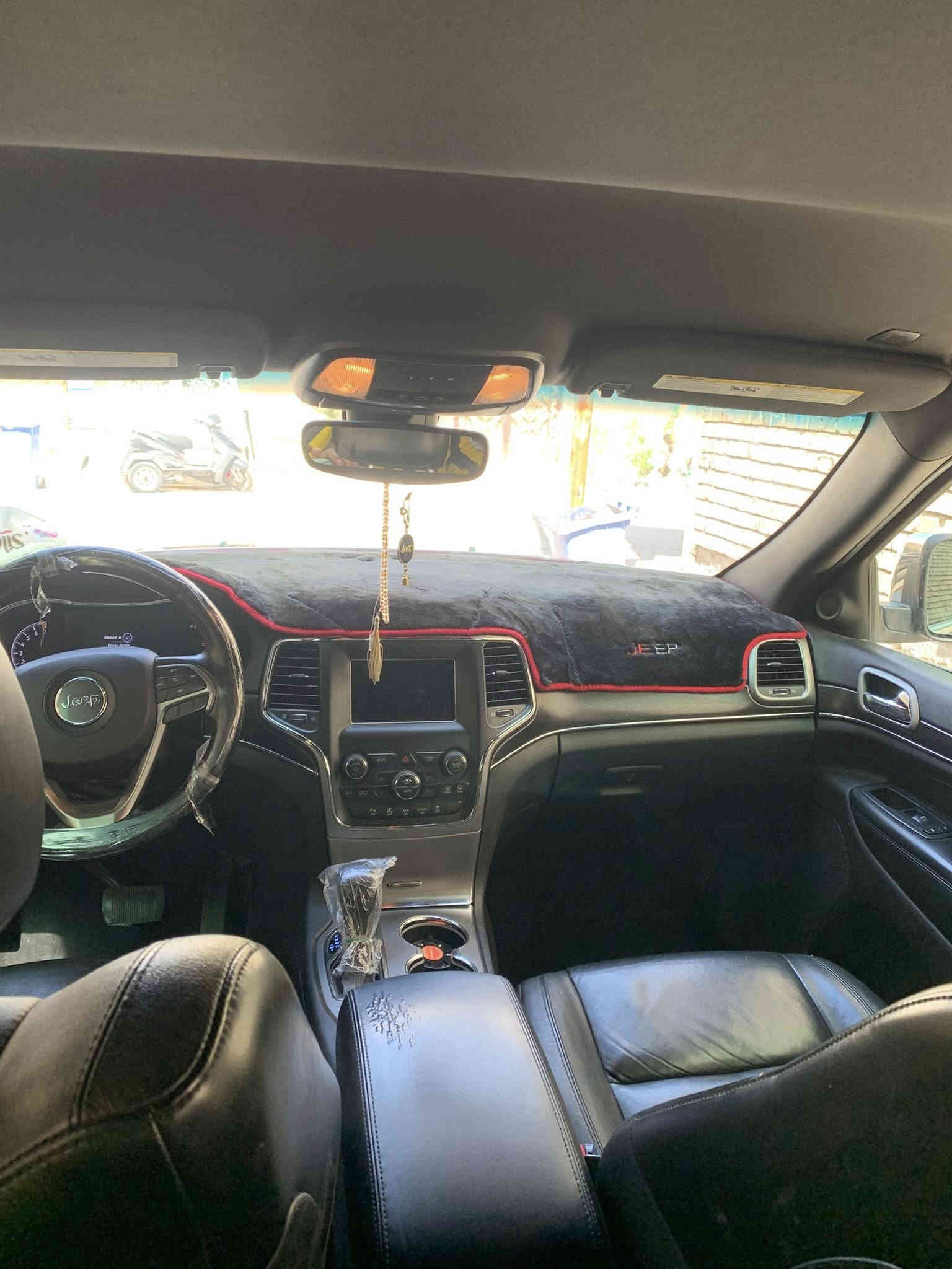 السلام عليكم جيب شيروكي موديل ٢٠١٨ نص فول سيارة نضيفة كلش واريد أمريكي ضربتهة خفيفة جاملغ و ربع البنيد  سيارة ماشية ٧٠الف  لون نيلي تشغيل عن بعد. حساسي ايرباك سليم هواي مواصفات بيهة سعر ٢٢٠ وبيهة مجال الموقع بغداد ام الكبر رقم الهاتف 
***********
