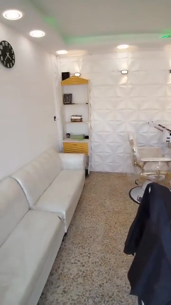 السلام عليكم عندي أغراض حلاقة ملكية مستخدمة للبيع✂️👑
للبيع أثاث صالون حلاقة متكامل بنظافة ممتازة:
💺 كراسي ملكية عدد 2 (أبيض وذهبي).
🪞 مرايات صالون عدد 2.
🛋️ تخم جلد أبيض لانتظار الزبائن.

الأغراض مستخدمة استخدام شخصي ونظيفة جداً، البيع لأن تركت المصلحة(وقابل للتفاوض البسيط للجادين)
📥 للمعلومات والصور، راسلني خاص أو وتساب:[***********]
