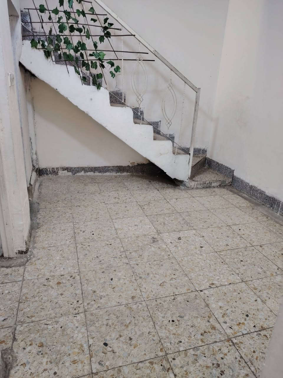 مشتمل للايجار مساحتة ٧٠ متر طابقين غرفتين نوم وصالة ومطبخ وحولي وكراج صغير
السعر ٥٠٠
الغزالية  نهاية شارع قاعة عبلة شارع محمود القيسي
***********
***********
