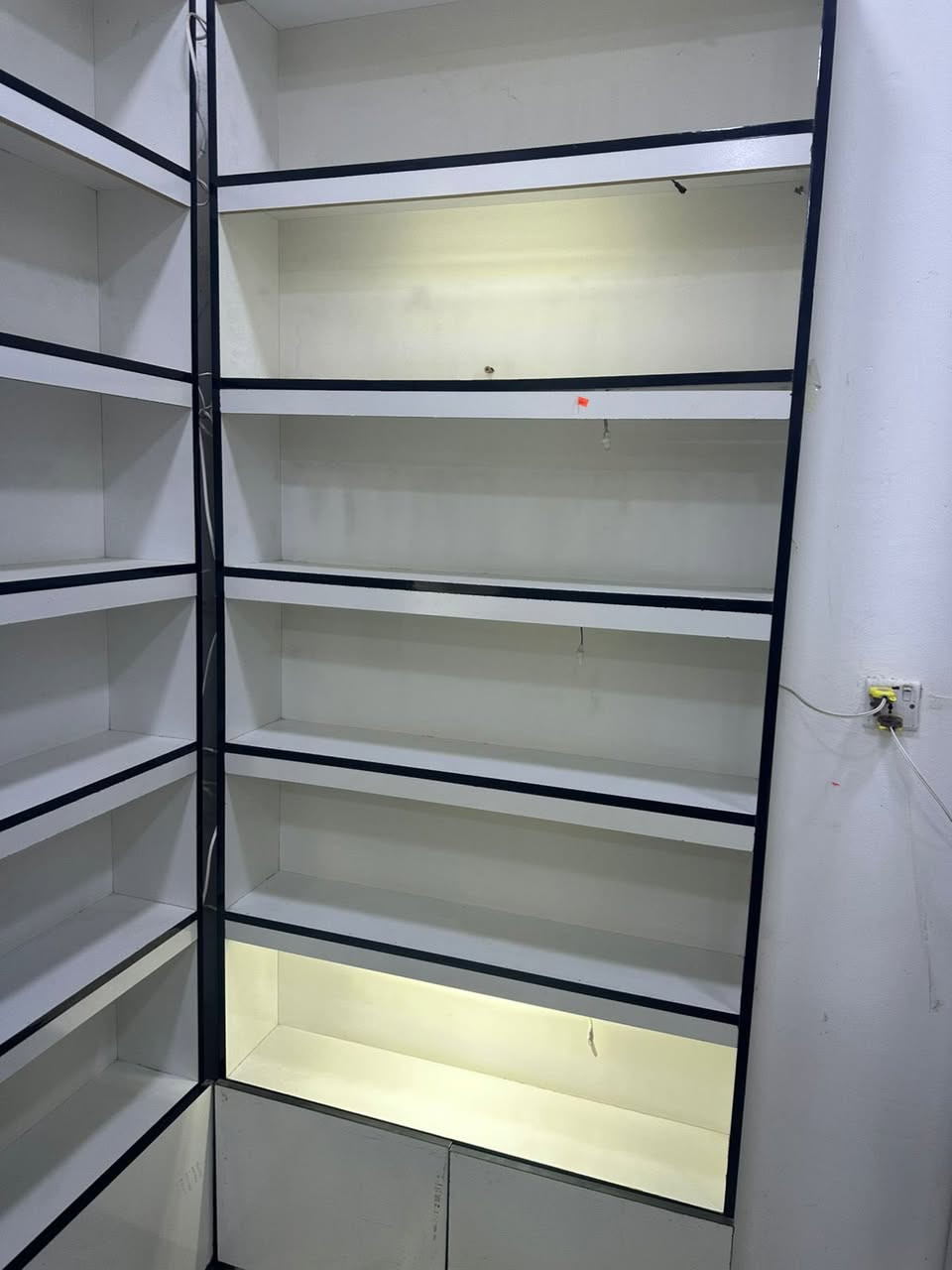 سلام عليكم رفوف جاهزة للبيع مثل ما موضح بل فيديو والصور القطع جداً نضيفة سعر الواحد اخذنه ب ١٧٥ الف وهسه اريدهم ب ٧٠ الف فقط تحب تجي تشوفهم مكاني بسكك وهذا رقمي ***********
