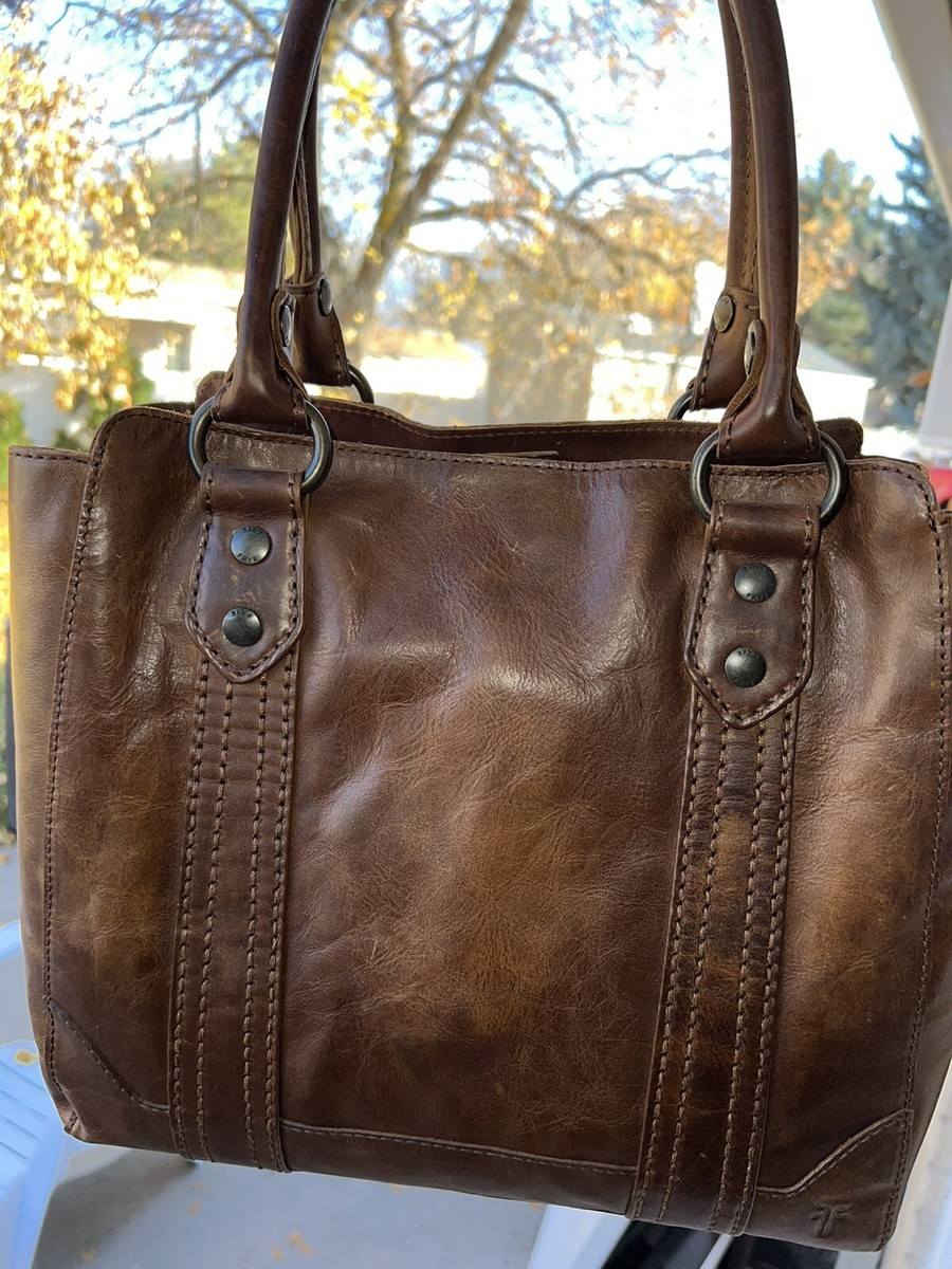 حقيبة  جلد طبيعي معتق  من مجموعة "ميليسا" من ماركة فراي (Frye).
قياس ٤٥_٥٠


**إذا كنت صاحب هذا الإعلان وتريد حذفه لأي سبب، رجاءا أرسل رسالة إلى الدعم الفني**