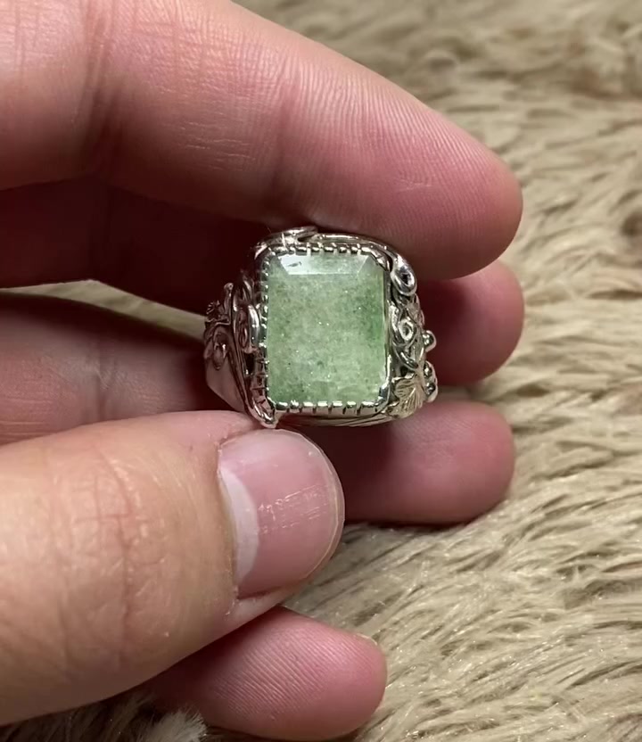السلام عليكم خاتم زمرد (مجهول المصدر) ابيع صياغة
(الحجر خالٍ من اي كسر او فطر )الصياغة جداً فخمة ومتعوب عليه القياس (23) للبيع فقط يوجد توصيل


**إذا كنت صاحب هذا الإعلان وتريد حذفه لأي سبب، رجاءا أرسل رسالة إلى الدعم الفني**