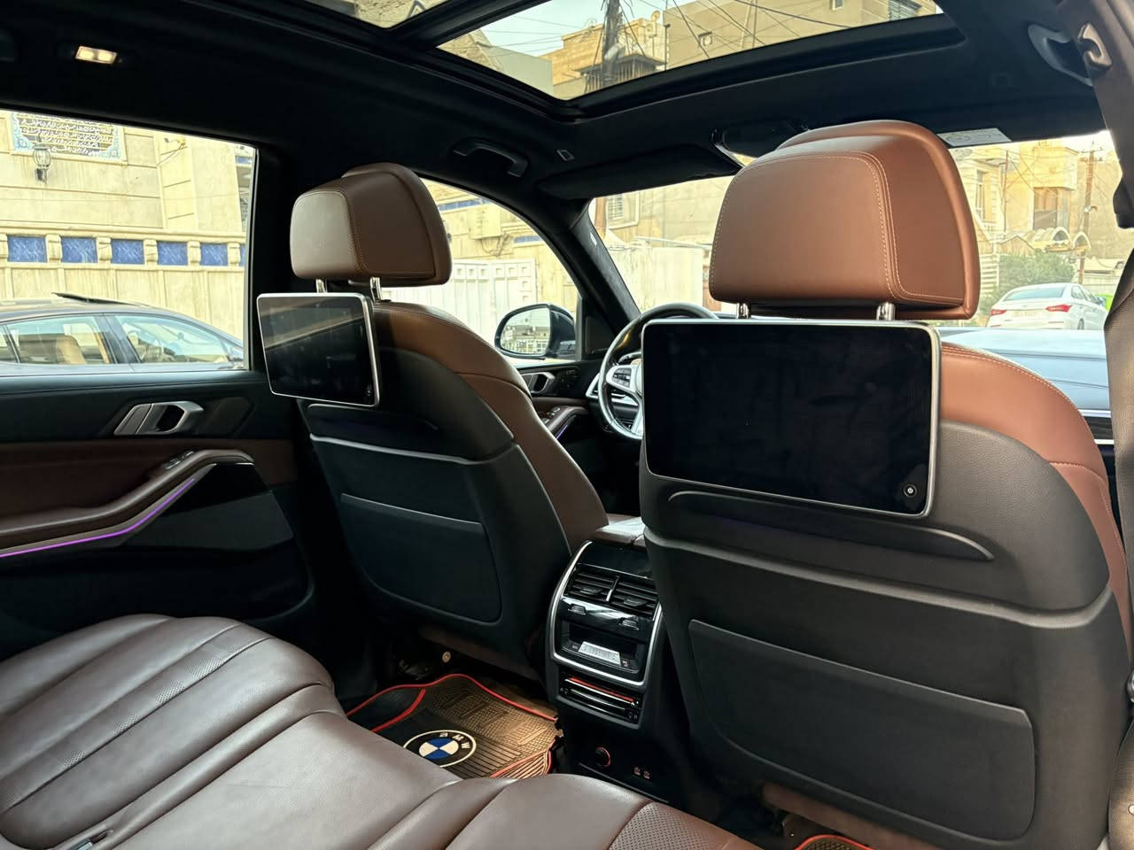 السلام عليكم
bmw x7 ..G07 2020 
خليجية وكالة العروش مكفولة من الصبغ و الحادث بيها بس طخه بسيطه بشباك الدعاميه موضح بالصور ماشيه 95 الف كيلو .. فوول مواصفات السياره اعلى شي بالخليجي
سيرفسها كامل و السياره كلها بلاديه و عالفحص نقص فقط طوافة البانزين عاطله
للاستفسار الاتصال على الرقم 
***********
***********
