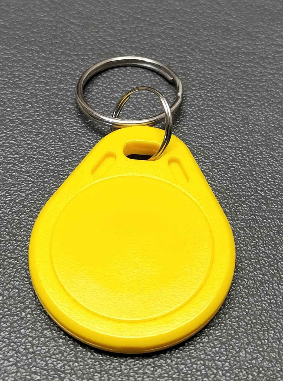 السلام عليكم/متوفر
مجموعة مكونة من 85 ميدالية مفاتيح ذكية صفراء تعمل بتقنية RFID.تستخدم عادةً للدخول الآمن إلى المباني، مثل المكاتب أو المجمعات السكنية تعمل بترددات( IC Type-A )

كلها مع التوصيل ب 25 ألف .


**إذا كنت صاحب هذا الإعلان وتريد حذفه لأي سبب، رجاءا أرسل رسالة إلى الدعم الفني**
