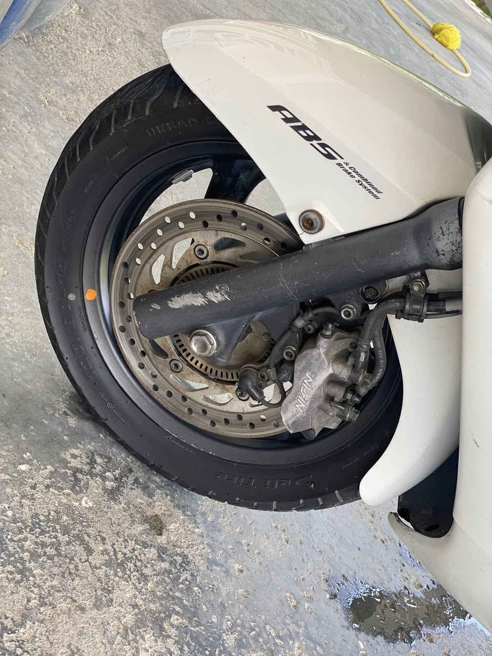 سلام عليكم شباب دراجه 
Silver Wing 400 CC
وارد خليجي مكفوله كفاله عامه 
الدراجه علا وضع الشركه 
برقي واحد ما مفتوح بيها 
بيها صبق بل صفحه اليسرء شبرين تقريبن 
ولباقي كلها مكفوله علا وضع الشركه 
او الكشر مثل ماموضح بل صور نضافته كدامك 
سويج سكيورتي 
اوفر مود نضام ABS شلعه تاكل الكاع  او معدل خير من الله
دشبول نفخ المرغوب منضومة زنون أصليه عالي ناصي 
دبلات جدد مكفوله تخم تاير بعده بل جيس 
الضفيره مالتها علا وضع الشركه 
المكينه ول دراجه بل كامل برقي ما مفتوح منها 
وراقها السعر ١٥ او بيها مجال 
بغداد الدوره   ***********
