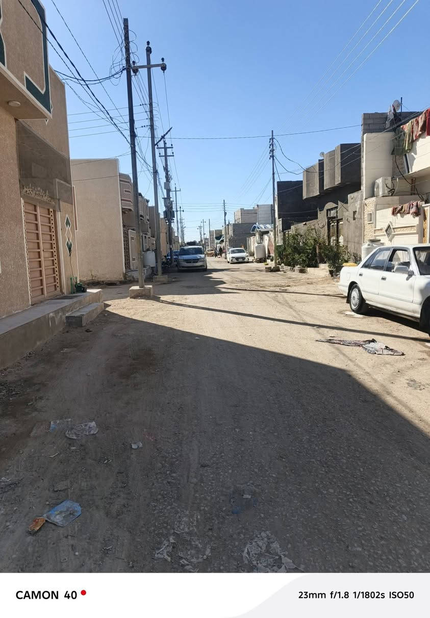 سلام عليكم بيت مجمع الدلة في كربلاء قرب جامعه العميد المساحة ١٢٦ متر المجمع خدمات كامله يتكون غرفتان نوم استقبال و مطبخ و صاله يتكون ٣ صحيات بلوك العتبه شغل درجه أولى البيت جديد ما مسكون  سند ٢٥ قرار محكمه الالسعر 90 مجال***********
