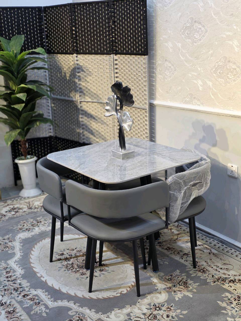 
🍽️ ميز طعام مع ٤ كراسي – فخامة وجودة 
سطح مرمر أنيق يضيف لمسة راقية للمكان 
كراسي جلد مريحة
هيكل حديد درجة أولى ثابت ويتحمّل 
مناسب للمطابخ وغرف الطعام  القياسات:
▪️ ٨٠ × ٨٠ سم

توصيل مجاني