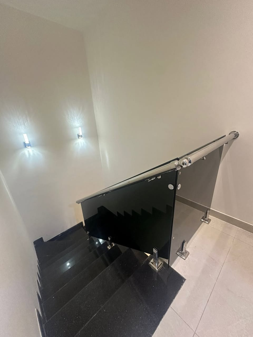 📣 للبيع مشتمل سكني – المنصور / الداودي (613)
📐 المساحة: 51 م² _  الواجهة: 6.25 م

🏡 التفاصيل:
• 3 غرف نوم • 3 حمامات • صالة مريحة
• مطبخ • منور
✨ تشطيب حديث زيرو _ 2025 
📍 موقع ممتاز داخل الداودي – المنصور
📞 للاستفسار: *********** وتساب 

📍 مكتب أمير علي للعقار – المنصور / حي دراغ شارع جامع دلال الكبيسي 

#مشتمل_للبيع #المنصور #الداودي #عقارات_بغداد
#بناء_حديث #زيرو_2025
