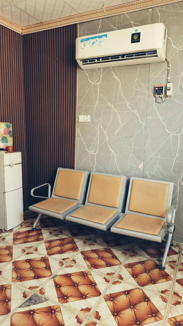 السلام عليكم 
ميز حلاقة قطعتين تسكام جدا نضيف والحجم مناسب  لكل محلات الحلاقه سعره 250 الف 
+مصطبات عدد ثنين  100 الف 
+ مغسلة تعليق جديده 30 الف 
متواجد فقط على هذا رقم ***********
