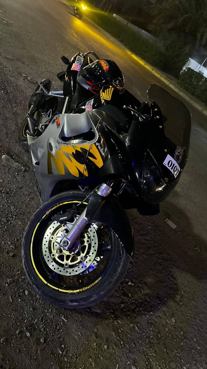 السلام عليكم
دراجه بطح F4 600 اف فور  
كفاله عامه 
كير ومكينه برغي واحد ممفتوح بيهن 
دراجه خير من الله ترايك وين متريد وجيب وياك الف فيتر يفحص شرط برغي ممفتوح بيها 
عليها صارنصه كاربون فايبر الياف اصليه وخوذه اصليه وادامه كامله من بلكات وغيرهن  
ربع دينار ميحتاج تصرف عليها 
شرط اول ثاني ثالث بطناش 
دراجه اصوليه ومدفوعه كمرك وانطيك وياها وصلها الكمركي ومكاتبه معرض يعني جيب ورقم 
بيها كم زلغ بل كفر اليمنه يتكحل 
السعر 20  وبيها مجال بسيط حك الجيه فقط 
مكانها بغداد جميله
***********
