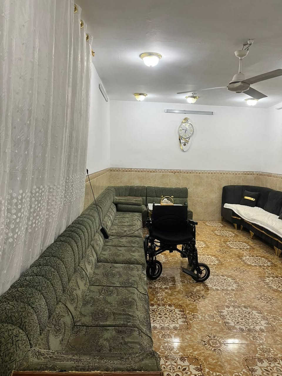 ​🏡 دار ركن مميزة للبيع في بيجي – الحي العصري الشمالي
الموقع: بيجي - الحي العصري الشمالي (خلف جامع عباد الرحمن).

​📌 مميزات الموقع والعقار:

​سند الملكية: طابو صرف.

​المساحة: 300 متر مربع (ركن على شارعين).

​الخدمات المحيطة: تبليط كامل، أرصفة جاهزة، وإنارة شوارع متكاملة.

​الخدمات الأساسية: الدار جاهز تماماً للسكن (كهرباء وطني + خط مولد + إسالة ماء مستمرة).

​🧱 تفاصيل البناء (طابقين):

​الطابق الأول: 

​🛏️ غرفتين نوم.

​🛋️ صالة استقبال واسعة.

​🍽️ مطبخ مجهز.

​🚪 هول داخلي.

​🚽 مجمع صحيات خارجي.

​الطابق الثاني: 

​🛏️ غرفتين نوم.

​📦 مجمع غرف (مساحة إضافية).

​🚿 مجمع صحيات متكامل.

​📞 للاستفسار والتواصل:

​للمزيد من التفاصيل أو لمعاينة العقار، يرجى التواصل عبر:

​الرسائل الخاصة 📥

​الاتصال مباشرة على الرقم: 📱 ***********
