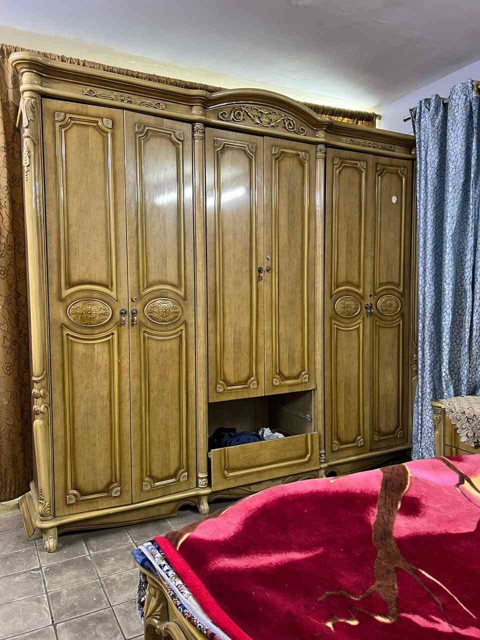 اللهم صل على محمد وال محمد 
غرفة نوم كاملة 6 قطع 
الجرباية و كومديات عدد 2 و كنتور 6 بيبان و ميز تواليت و تعلاكه ملابس 
النضافة 50 بالميه تاخذها على وضعيتها ((( بدون دوشك ))) 
نقص مجر من مجرات الكنتور و الجرباية مقويها بعواكس حديد 
(( السعر 180 الف )) و بيها مجال بسيط 
مكاني بغداد العامرية 
***********
