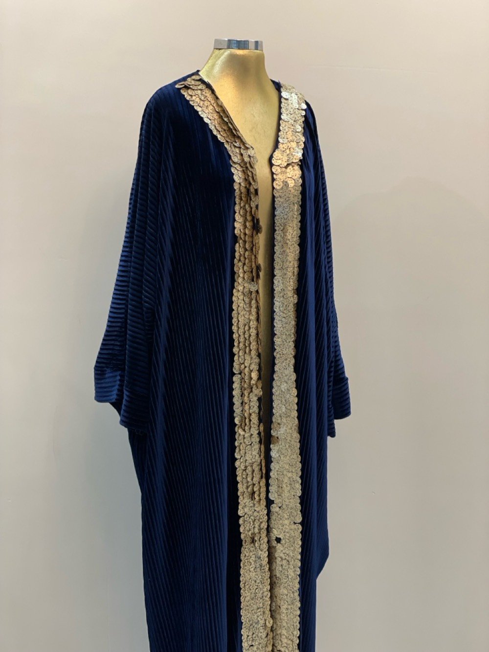  عبایة مخمل
مستعمل مرة واحدة
عنوان جوهرةالمحیط
free size