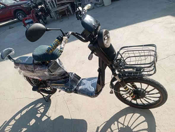 السلام عليكم دراجه شحن للبيع موديل24. البطاريه الوحدة 12 واط حجم 20سرعتين  شاحنه اصلي نضيف كله مكفول السعر 300 وبي مجال المو شراي لا يتعبني رقمي ***********
