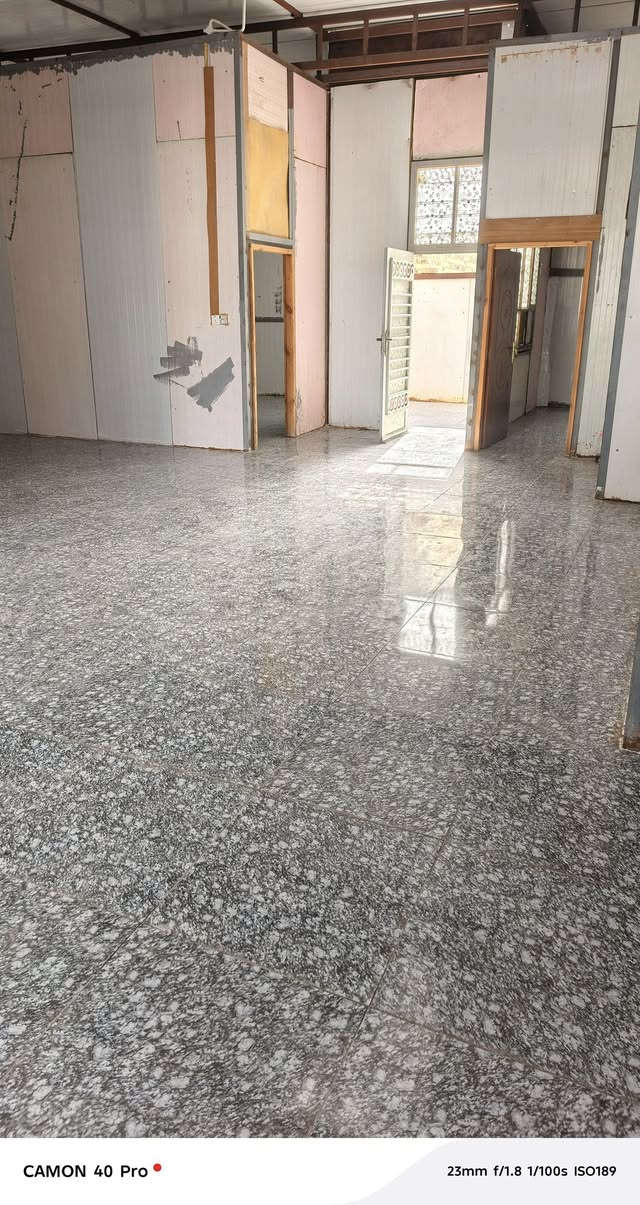 السلام عليكم بيت للايجار المساحه 200متر يحتوي على غرفتين نوم واستقبال ومطبخ وصاله وحمام وصحيات خارجيه البيت مبني بل كامل سندويچ العنوان ابي غرق حي السجاد منطقة الدليم يبعد عن شارع كربلاء 300متر للاستفسار اكثر اتصل على الرقم *********** احمد ابو حسين
