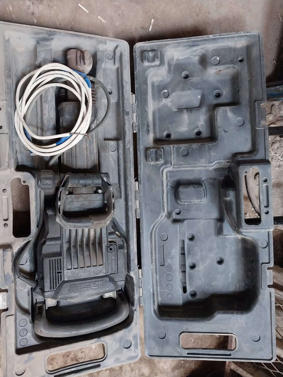 السلام عليكم
ماكنة لحام ايدون اثري فيز ١٧٥ ألف 

ماكنة لحام لورينزو هولندي ملف نحاس جديدة ٩٠ ألف 

كوسرة ثابتة الحجم الكبير صيني مؤسسه بلادي ثري فيز ١٧٥ ألف 

دريل كسار ٩٠ ألف 

مكص بليت حجم الصغير ٥٠ ألف 

دريل كهرباء طوبه ١٣ ملم ٢٠ ألف 

دريل شحن مع بطارايت عدد ٢ وشاحنة السعر ٢٠ ألف 

مكاني بغداد شارع الكفاح 

***********
